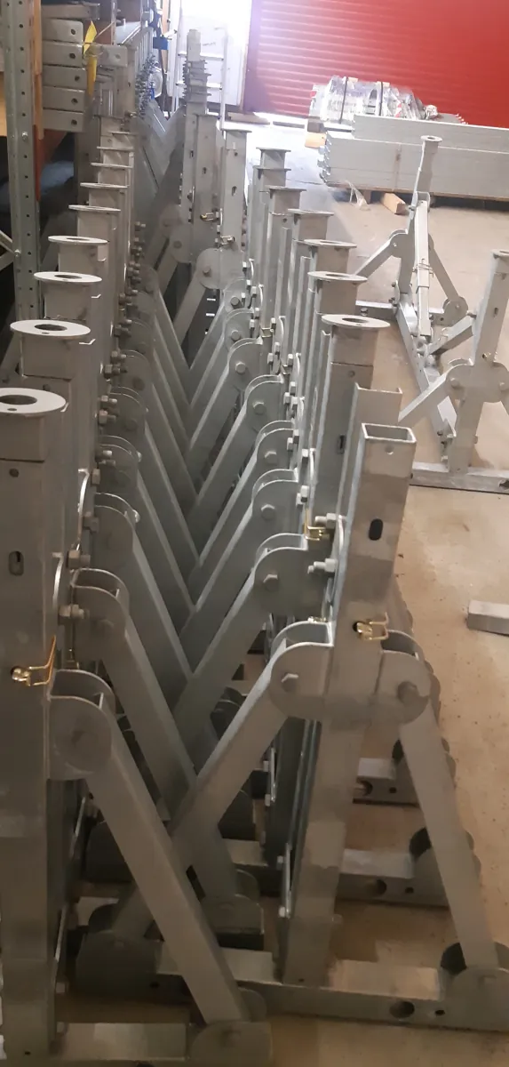 Longue rangée de bers Cradle B en acier galvanisé en production