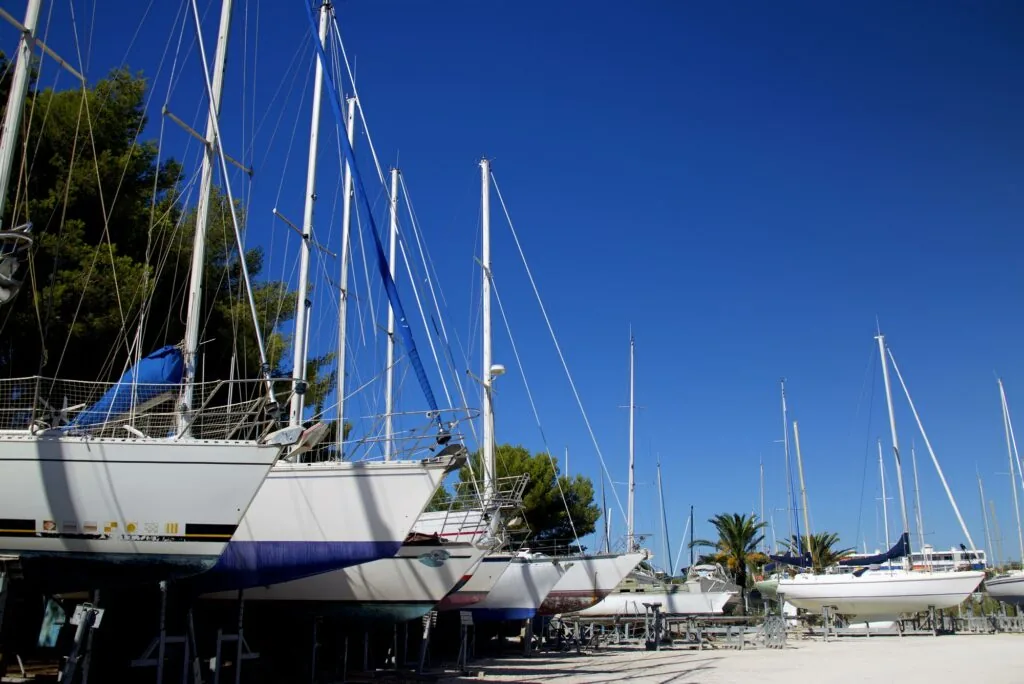 Bateau installe sur un ber Cradle B