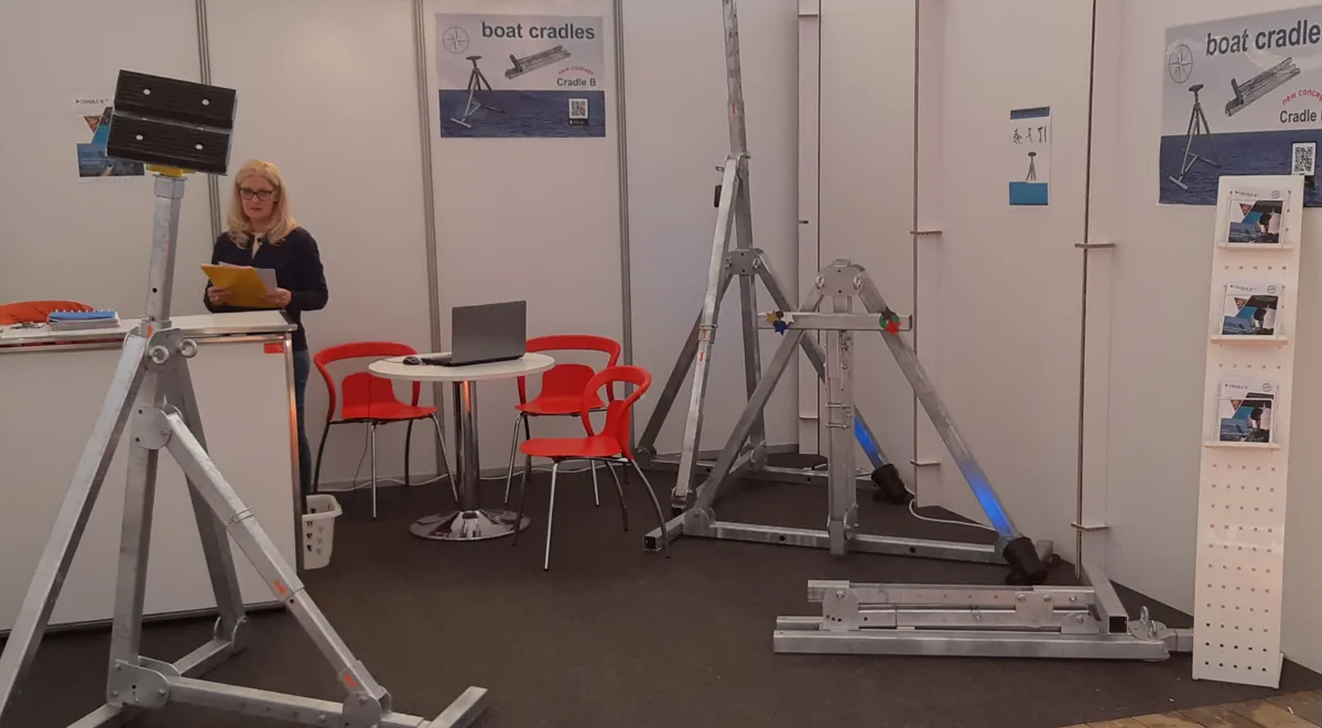 Stand Cradle B sur un salon nautique en 2018, bers réglables exposés